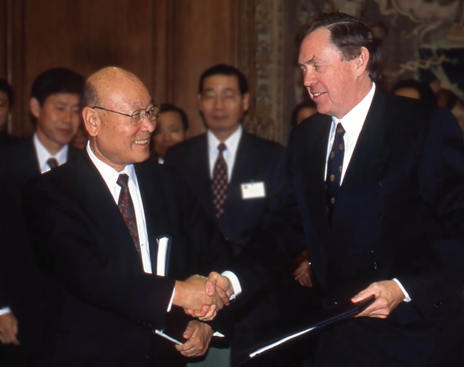 Korea’s accession: Korean Foreign Affairs Minister, Gong Ro-Myung shakes hands with OECD Secretary-General Donald Johnston after signing the invitation to join the organisation, 25 October 1996
